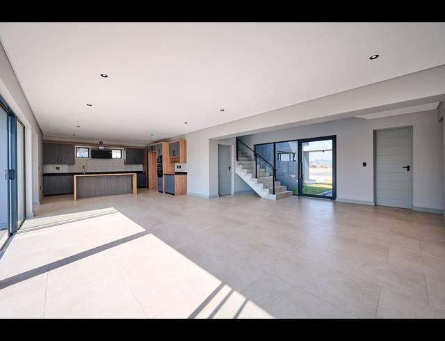 5 BEDROOM HOUSE FOR SALE IN HELDERFONTEIN ESTATE